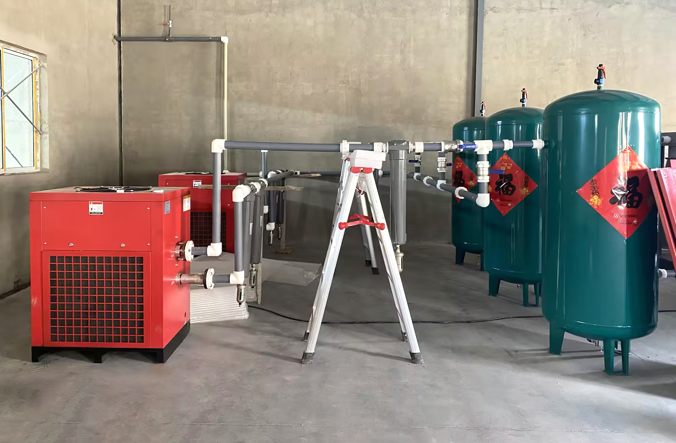 A berendezések korszerűsítésének esete az állattenyésztési iparban: Hogyan segíti a kettős tömör (90 kW) légkompresszor a vállalkozások hatékony és energiatakarékos termelését?